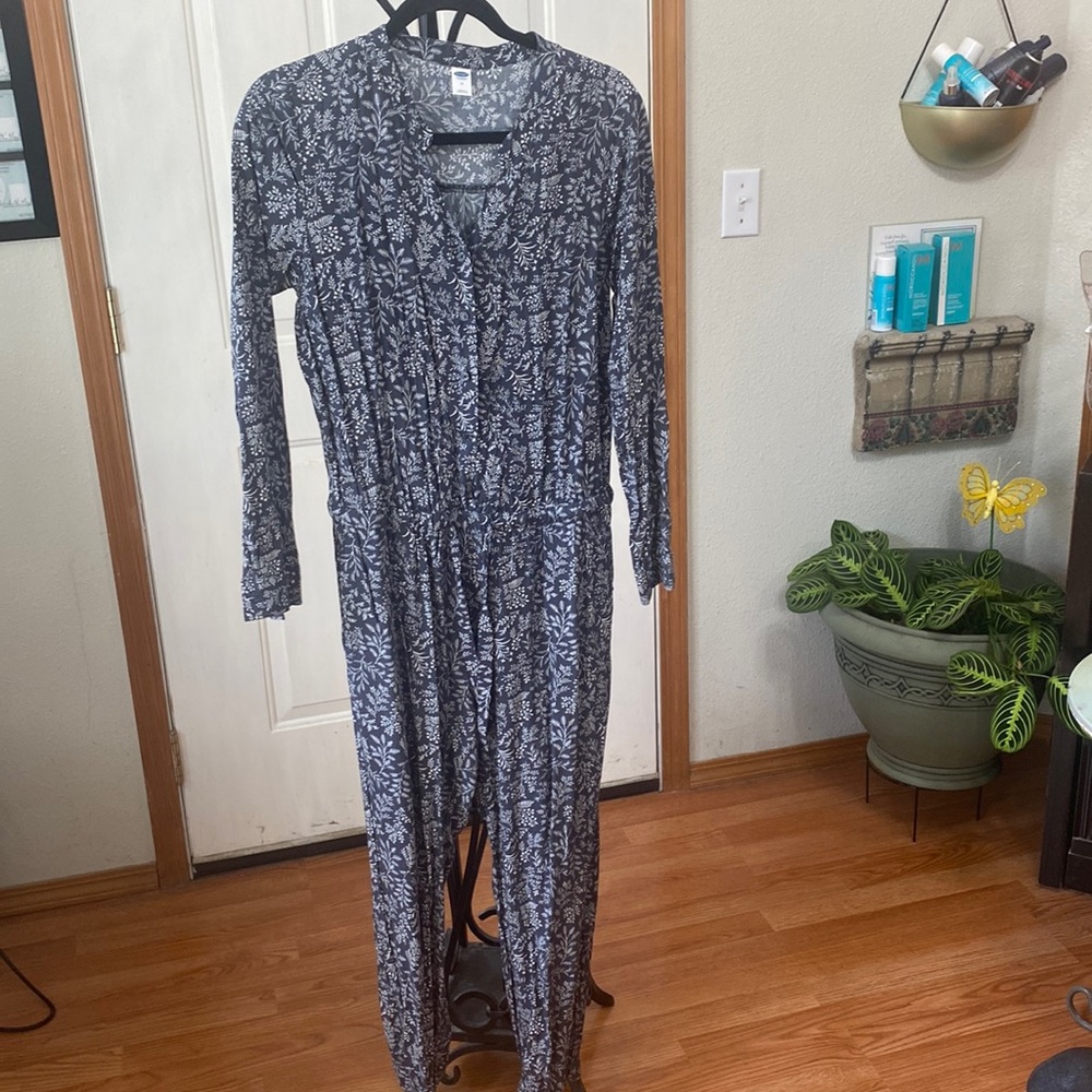 Old Navy Gray and White Pattern jumpsuit with toe waist and pockets, medium.